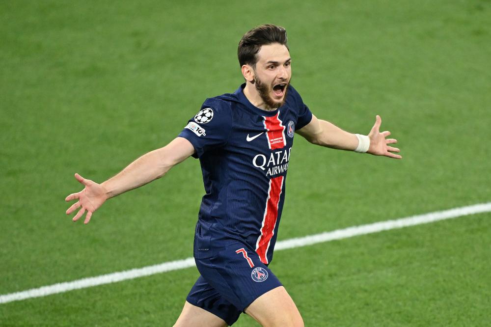 记者：埃斯特旺已抵达伦敦，周一将跟随切尔西训练